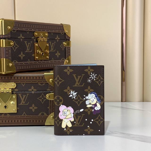 顶级原厂 护照套 钱夹 M62089 12237 老花 蓝色 圣诞系列 本款护照套以品牌吉祥物 Vivienne 展露 Snow Show 系列的妙趣韵味，于