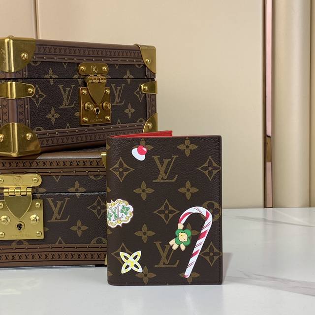 顶级原厂 护照套 钱夹 M62089 12219 老花 红色 圣诞系列 本款护照套以品牌吉祥物 Vivienne 展露 Snow Show 系列的妙趣韵味，于