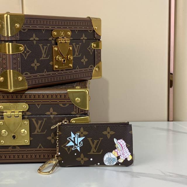 顶级原厂 钥匙包 钱夹 M62630 12229 老花 蓝色 圣诞系列 本款钥匙包出自 Candy Factory 系列，令品牌吉祥物 Vivienne 身披喜