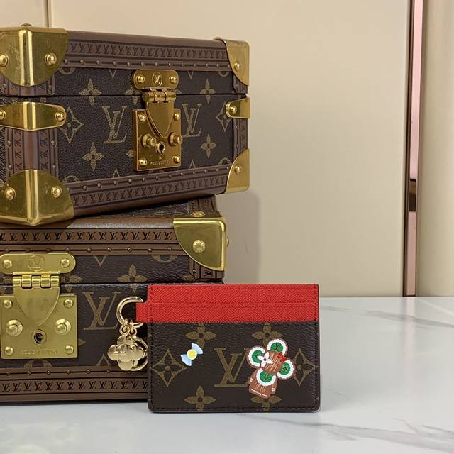 顶级原厂 Lv Charms 卡夹 钱夹 M82739 12215 老花 红色 圣诞系列 本款 Lv Charms 卡夹出自 Candy Factory 系列，