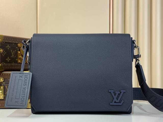 顶级原厂 New Messenger 邮差包 M21363 57080 22505深蓝 本款邮差包采用 Lv Aerogram 牛皮革,展现旧时航空信笺一般的柔 顶级原厂 New Messenger 邮差包 M21363 57080 22505深蓝 本款邮差包采用 Lv Aerogram 牛皮革,展现旧时航空信笺一般的柔