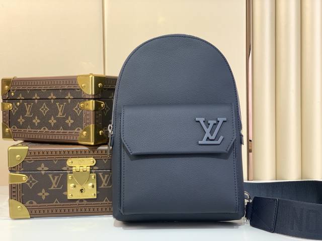 顶级原厂 Pilot Aerogram单肩手袋 M23736 黑色11601 新蓝色 本款 Pilot 单肩包援引热门 Takeoff 双肩包设计，采用圆润构型