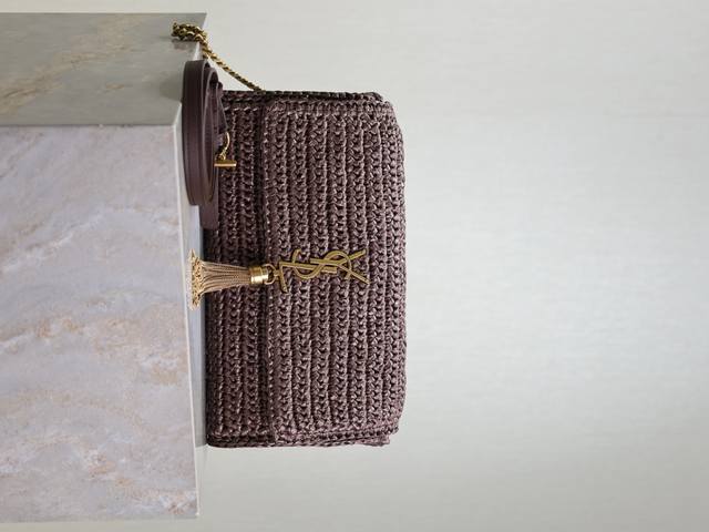 Kate 编织款 说起这两年最火的包包，一定有腋下包的名字！一根细肩带背起来，包包正好夹在腋下位置，解放了双手，手臂也显得更加纤长、更加自由。小小一只包挎在身上