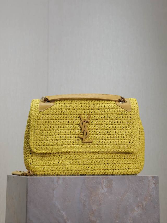 草编包的快落 Niki编织包来La~ 满满的艺术气息 ，拉菲草编织非常扎实，超有质感，法式慵懒风，日常搭配私服也不会出错单品，内里有里衬內袋，清新感的同时装东西