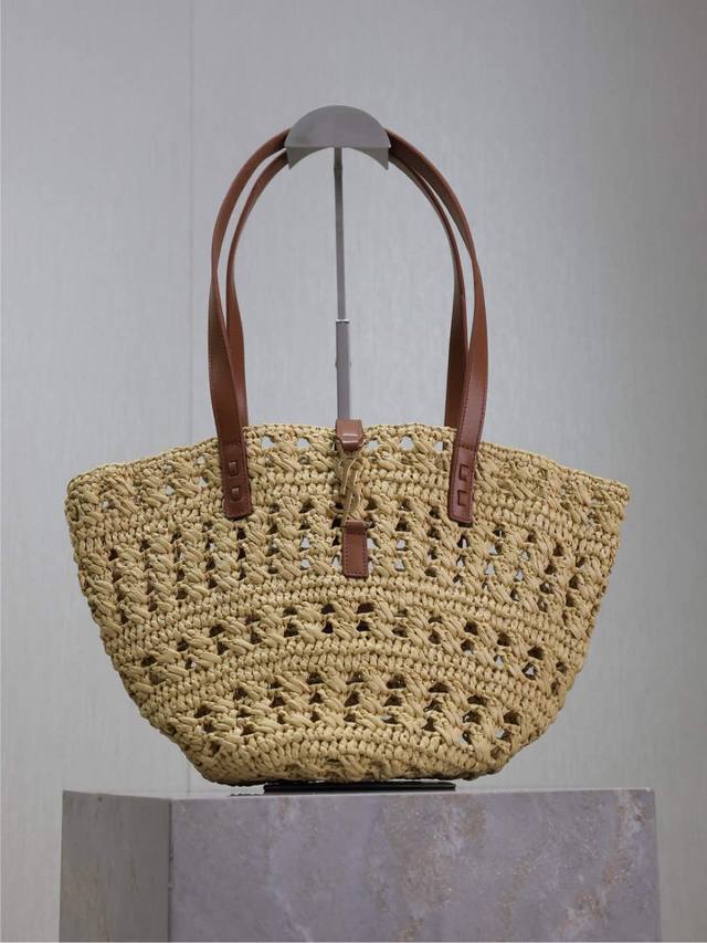 草编包的快落 菜篮子镂空草编Tote Bag_ Y家精致的巴黎格调在这款黑色草编托特包中淋漓尽致。Logo直接使用L字母勾在包上皮环,增加细节感。满满的艺术气息 草编包的快落 菜篮子镂空草编Tote Bag_ Y家精致的巴黎格调在这款黑色草编托特包中淋漓尽致。Logo直接使用L字母勾在包上皮环,增加细节感。满满的艺术气息