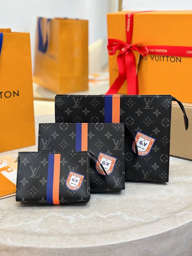 Trio Mon Monogram 盥洗袋 款号P2 黑花 本款 Trio 盥洗袋出自 Mon Monogram 定制系列 可于 Monogram Eclips