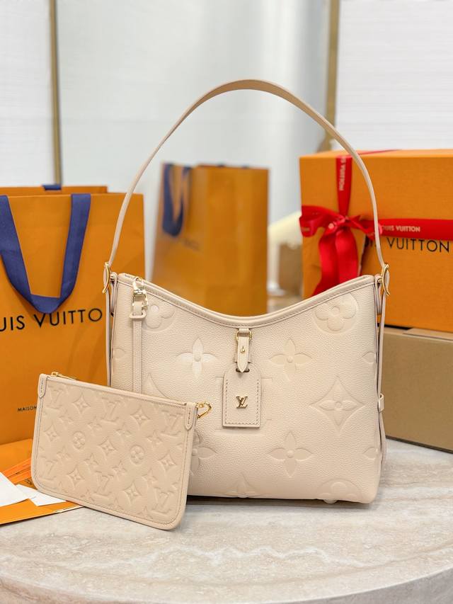 Carryall 小号手袋 M14321奶茶色 本款 Carryall 小号手袋为 Epi 皮革描绘经典 Monogram 图案 再以耀目金属件和可拆卸地址牌丰