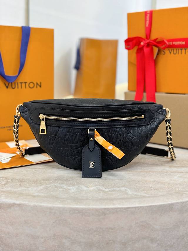 M14353黑色 這款別具一格的High Rise腰包今季以標誌性Monogram Empreinte皮革重新演繹 一如原版設計 這個Pm款式設計實用 配有可調