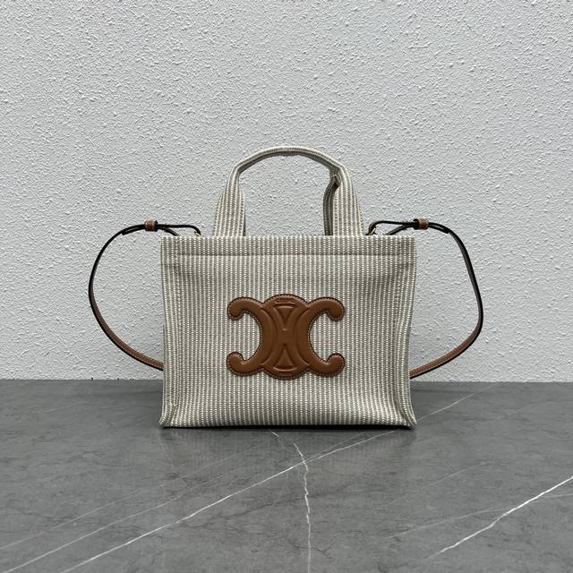 厂价 。 最高版本原厂皮顶级原单配专柜全套包装 新品上线 托物上新 新配色超好看 ～ 清新淡雅 条纹织物 与牛皮革凯旋门相呼应 ，打造春夏清新质感 做工精细，走