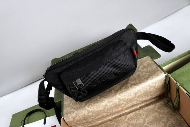 厂价 。 最高版本原厂皮顶级原单配专柜全套包装 简介：2025年秋冬系列中，轻便耐用的Gg尼龙面料携全新功能和醒目色调焕新亮相。在这款单肩包之上，它以亮眼之姿惊