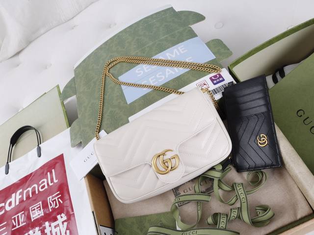 厂价 ， 最高版本原厂皮顶级原单配专柜全套包装 简介Gg Marmont链条迷你手袋，配有卡包，可以用于将此袋绑缚在另外更大的手袋上。采用颇具结构化的柔软造型，