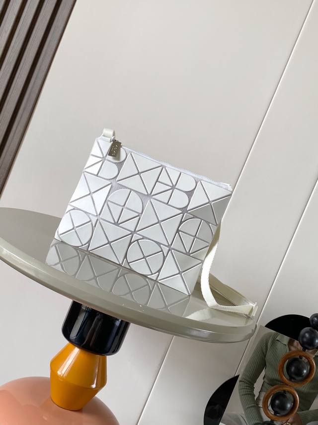 厂价 。 最高版本原厂皮顶级原单配专柜全套包装 Issey Miyake Bao Bao 尺寸:24.5Cm16Cm 三宅一生五月新款Font限定系列 斜挎小包