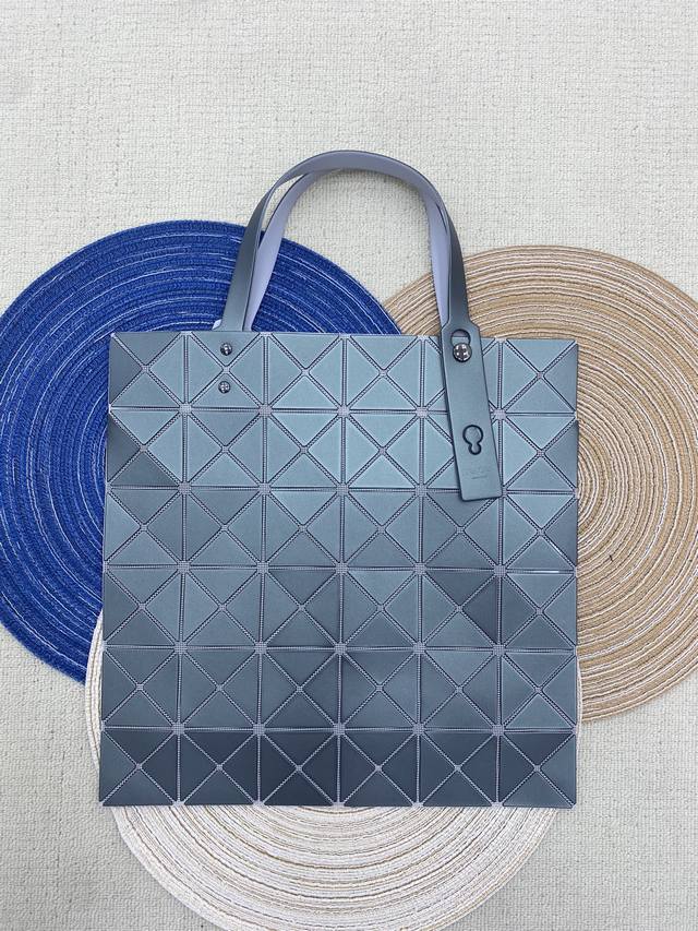 厂价 。 最高版本原厂皮顶级原单配专柜全套包装 Issey Miyake Bao Bao 尺寸:34Cmx34Cm Lucent Frost系列采用偏光金属质感