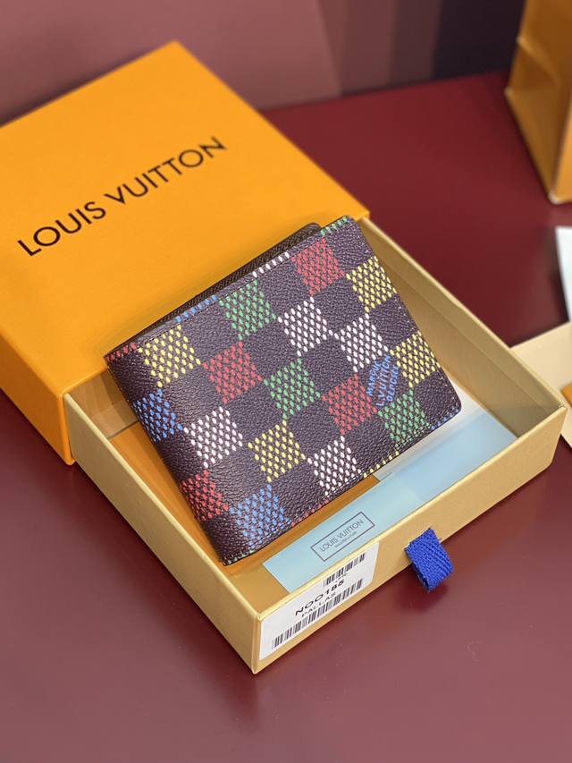 出厂价P N00185 短夹！这款Multiple 钱包采用 Monogram 牛仔帆布制造，Lvers Damier、设有多个口袋，可供放置信用卡、纸币、发票