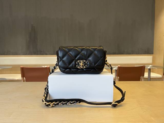 As1163 Chane1 秋冬19小胸包羊皮质感依旧超赞~ 上身很飒很时髦 19系列是Karllagerfeld和新任总监Virginieviard一起设计的 As1163 Chane1 秋冬19小胸包羊皮质感依旧超赞~ 上身很飒很时髦 19系列是Karllagerfeld和新任总监Virginieviard一起设计的