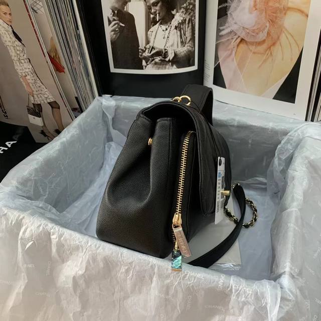 大号！型号As93608 Chane1 新款复古邮差包 意大利珍珠球纹 非常百搭 适合各种衣服 尺寸不大但相当能装 小颗粒球纹 又一款小香经典 Size:23X