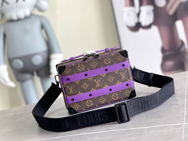 顶级原单 M46264蓝色 這款Handle Soft Trunk的設計靈感源自路易威登的行李箱製作傳統，以Monogram Macassar帆布製作，綴有精緻