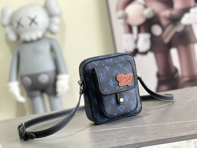 M81854牛仔蓝 M69404 Christopher 迷你手袋 取材路易威登标志性 Monogram Macassar 材质和哑光金属件，搭配可调节肩带，动