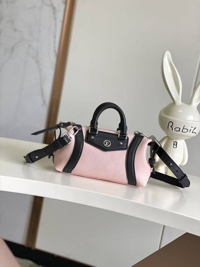 海原外单 独实家拍 半钢163芯片 25566粉色 M14623 本款 Nano Lv Rider 手袋出自 2025 春夏系列，为像素化粒面羊皮革融入光滑牛皮