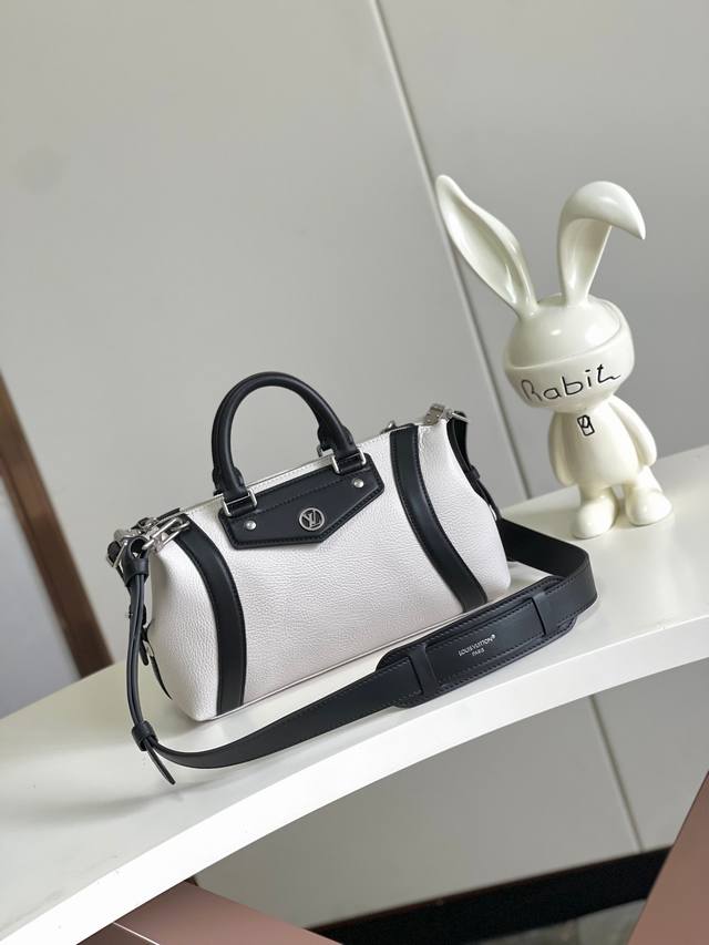 海原外单 独实家拍 半钢163芯片 25561银灰 M14514黑色 14721米白 本款 Lv Biker 小号手袋瞩目亮相 2025 春夏秀场，以像素效果粒