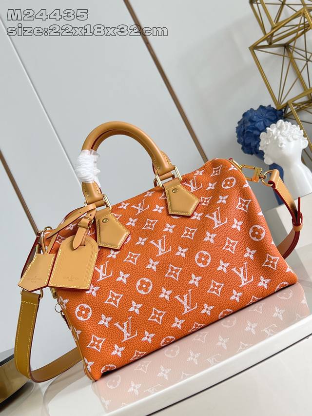 独家实拍 M24435橙 Speedy P10 BandoulièRe 30 手袋采用印有经典 Monogram 图案的牛皮革精心打造，尺寸设计恰到好处：既紧凑
