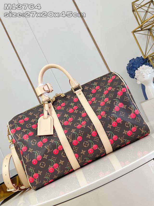 独家实拍 M13764 Keepall BandoulièRe 45 旅行袋借路易威登 X 村上隆复刻系列再焕新颜。经典 Monogram 帆布呈现错落有致的甜