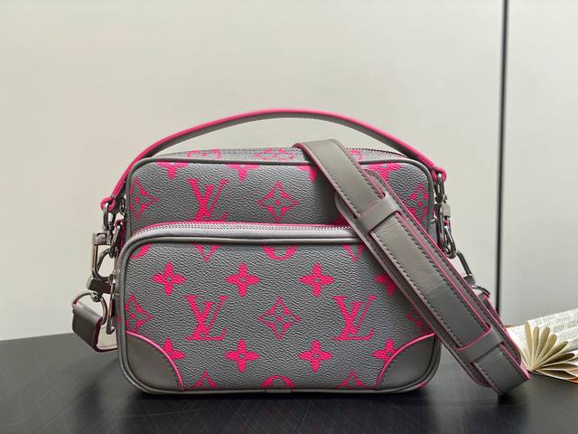 原单精品 M15024灰色 男 差包 Nil 邮差手袋 Pharrell Williams 出自品牌与 Tyler 的合作系列，为 Damier Golf 涂层