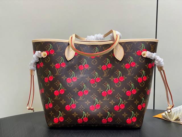 原单精品 M13263老花 樱桃购物袋 Neverfull 中号手袋 以灵动笔触重绎路易威登 X 村上隆复刻系列的欢快元素，令甜美樱桃图案栖身于 Monogra