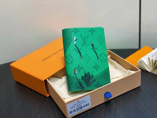 原单精品 M14875绿色 度假系列护照夹 当季新款 护照套 本款护照套取材 Colored Monogram 帆布,于含蓄 Monogram 背景之上匠心描绘 原单精品 M14875绿色 度假系列护照夹 当季新款 护照套 本款护照套取材 Colored Monogram 帆布,于含蓄 Monogram 背景之上匠心描绘