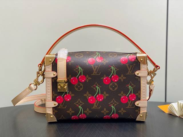 原单精品 M14278老花 樱桃软盒子 Side Trunk 中号手袋 本款 Side Trunk 中号手袋以谐趣 Monogram 图案道出路易威登 X 村上