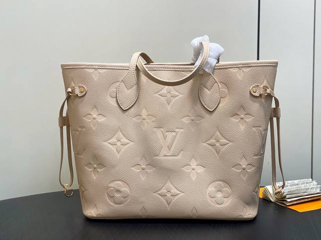 原单精品 M45685沙色 全皮压花购物袋系列 Neverfull 中号手袋 本款 Neverfull 中号手袋取材 Monogram Empreinte 粒面