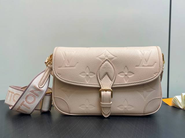 原单精品 M46386沙色 全皮压花法棍包 Diane 手袋 本款 Diane 手袋为 Monogram Empreinte 皮革点缀耀目金属件，焕新演绎 Lv