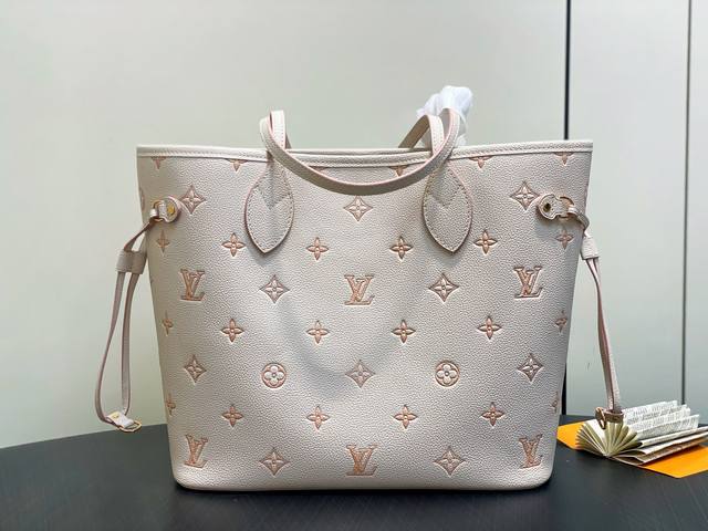 原单精品 M14285奶油色 全皮提花购物袋 Neverfull Mm 中号手袋 M45685 这款Neverfull Mm Yx手袋以同色美学重译经典Mono
