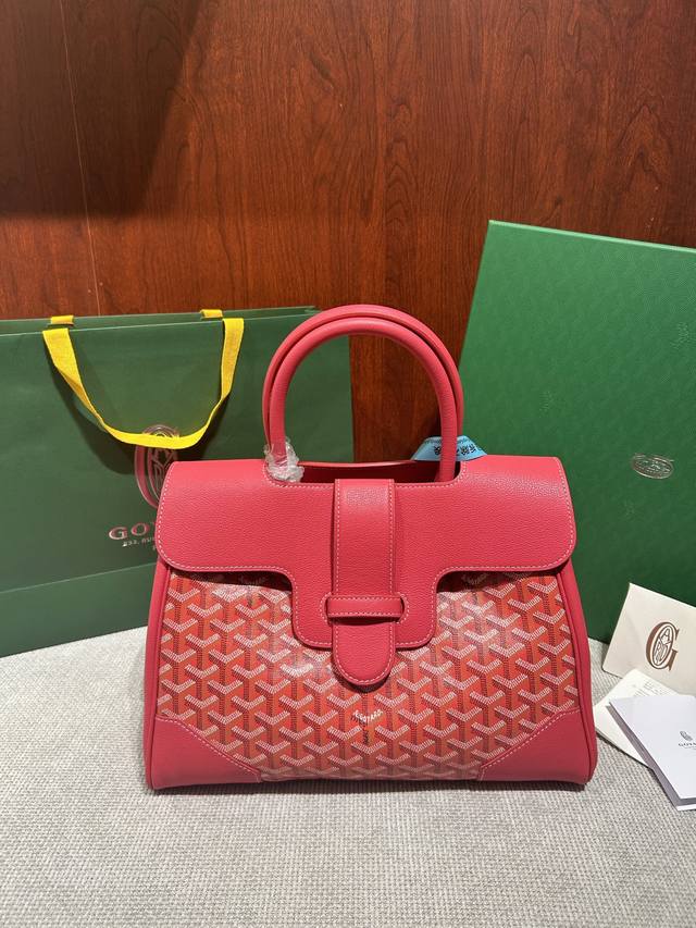 戈雅大西贡 玫瑰粉，鸢尾紫 25S限量版，Sagon托特包以两种独特的 Goyardine 帆布颜色全新演绎，灵感来自亚麻花朵的鲜艳色调： 鸢尾紫和玫瑰粉。帆布