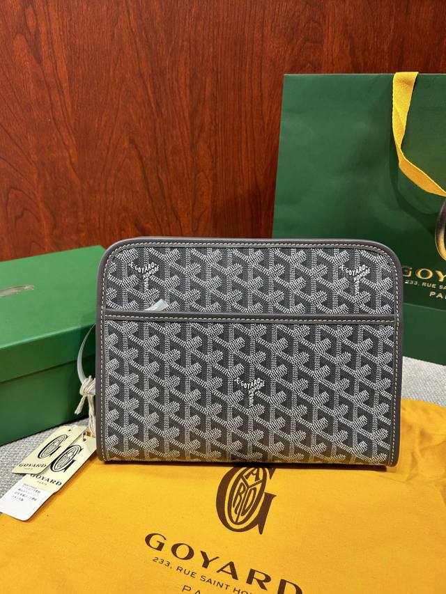 戈雅手包 Goyard Jouvence 洗漱包 Goyard Jouvence 洗漱包系列一直是Goyard生活和旅行艺术的经典之作！牛皮手工制作 搭配黄色里