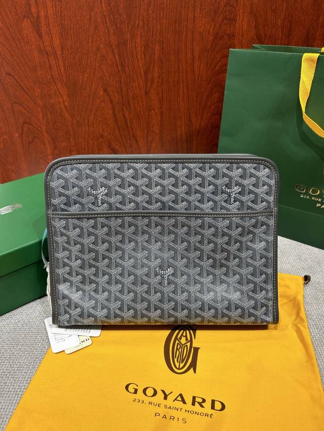 戈雅手包 Goyard Jouvence 洗漱包 大号 Goyard Jouvence 洗漱包系列一直是Goyard生活和旅行艺术的经典之作！牛皮手工制作 搭配