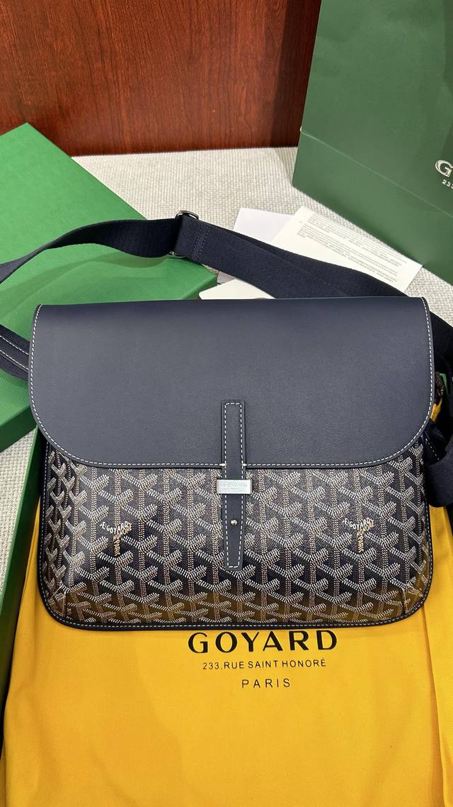 Goyard Coursier Messenger 戈雅邮差包黑色 狗牙家是会做男包的 作为一个女生，每次出的男包都好看到我想拥有！ 它是一只扁身邮差哦，整个包