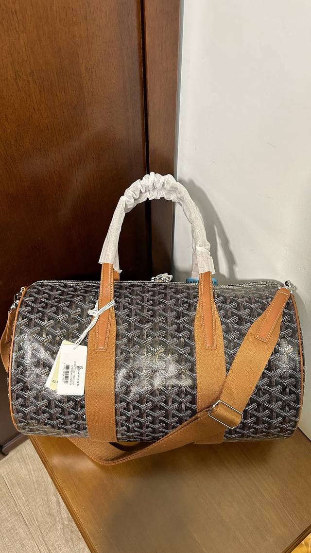 戈雅 Barrel 40运动旅行袋柔软轻便,是运动健身或短途旅行的完美伴侣。它的拉链系统带有两个拉环,可确保个人物品的安全。包袋中部有两个手柄以及侧面饰有单个手 戈雅 Barrel 40运动旅行袋柔软轻便,是运动健身或短途旅行的完美伴侣。它的拉链系统带有两个拉环,可确保个人物品的安全。包袋中部有两个手柄以及侧面饰有单个手