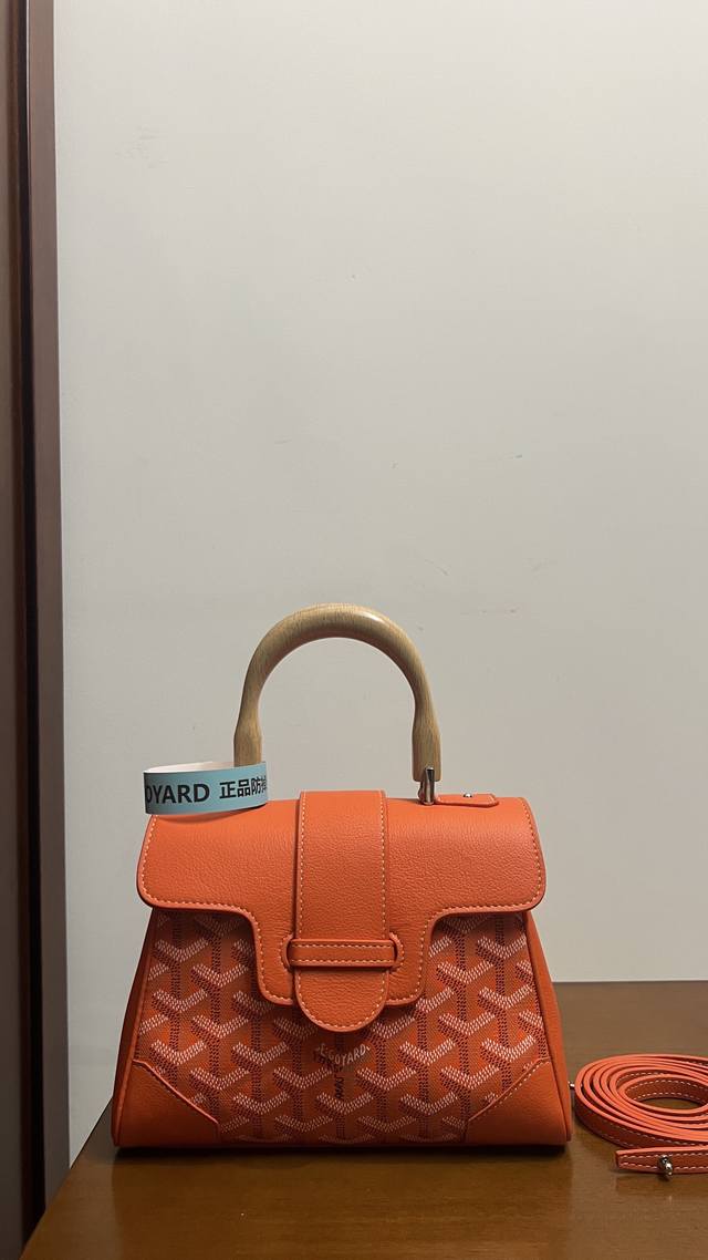 独家原厂皮~代购级高版本~ Goyard Mini Saigon 软皮西贡包 象征着爱情、优雅、与精致的Saigon包!低调做工又完美、这款包优雅复古又不失风情 独家原厂皮~代购级高版本~ Goyard Mini Saigon 软皮西贡包 象征着爱情、优雅、与精致的Saigon包!低调做工又完美、这款包优雅复古又不失风情