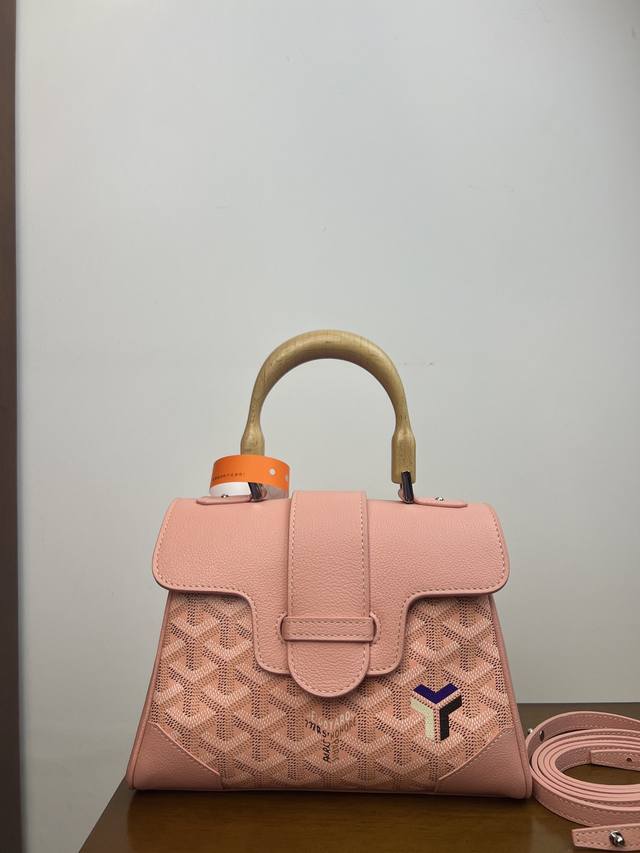 限定版 粉色 独家原厂皮～代购级高版本～ Goyard Mini Saigon 软皮西贡包 象征着爱情、优雅、与精致的Saigon包！低调做工又完美、这款包优雅