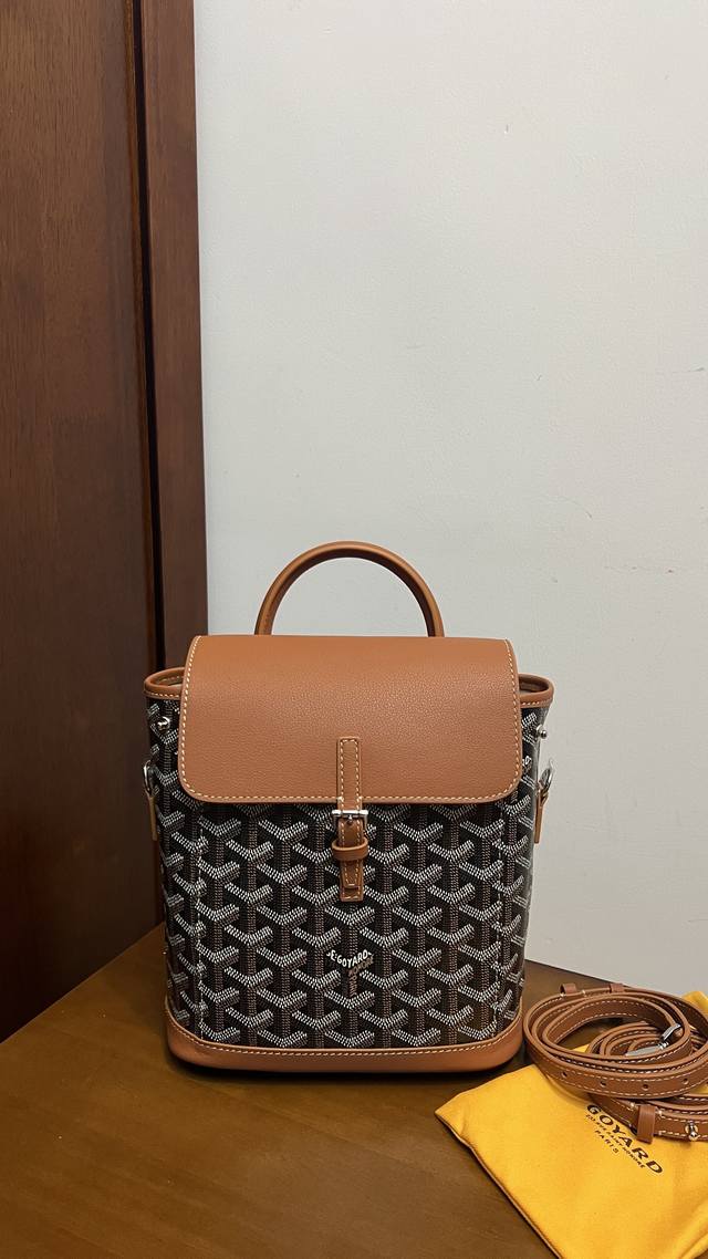 Goyard Alpin新版侧边已经升级为按钮扣款式哦！老花满印可拆卸可调节肩带 帆布拼原厂皮 书包背包双肩包迷你男女同款情侣款 尺寸：23×9.5×19Cm