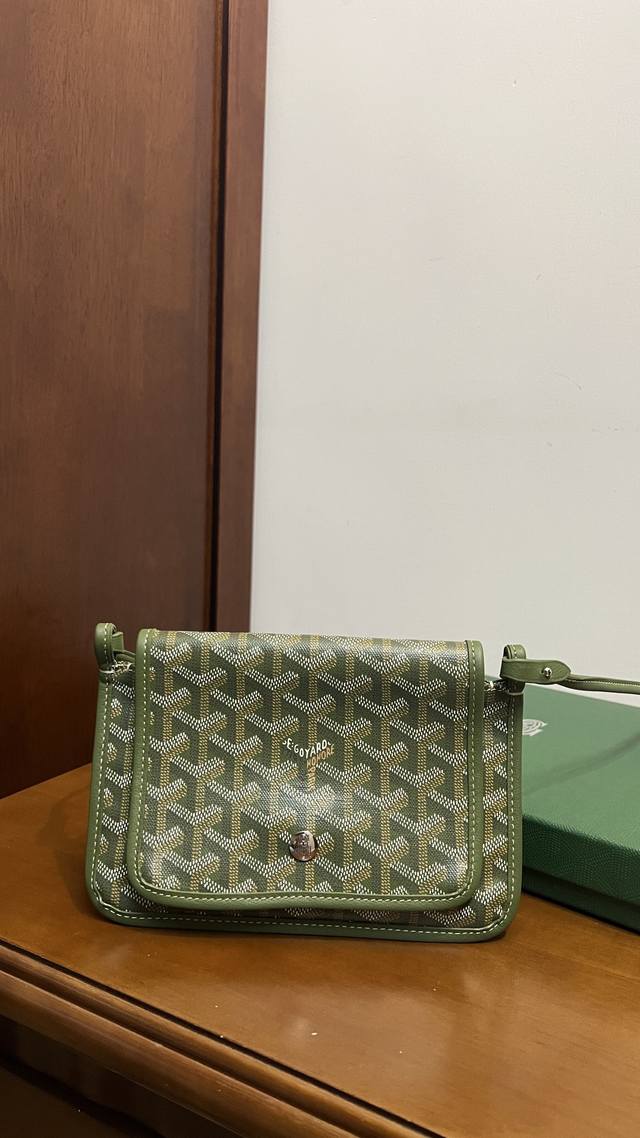 新果绿色 Goyard信封包Goyard Plumet适合夏日的小包包、三层收纳空间可完美收纳手机充电宝钥匙纸巾唇膏和粉饼单肩斜挎手提 腋下，解放双手完美出街