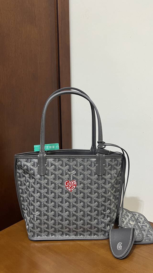 价格P下↓调 到货啦灰色红爱心 Goyard狗牙迷你双面Tote超级好卖的Mini Tote十爱心彩绘很难拒绝这么可爱的限定款~当然要做正确版 19年的时候就已 价格P下↓调 到货啦灰色红爱心 Goyard狗牙迷你双面Tote超级好卖的Mini Tote十爱心彩绘很难拒绝这么可爱的限定款~当然要做正确版 19年的时候就已