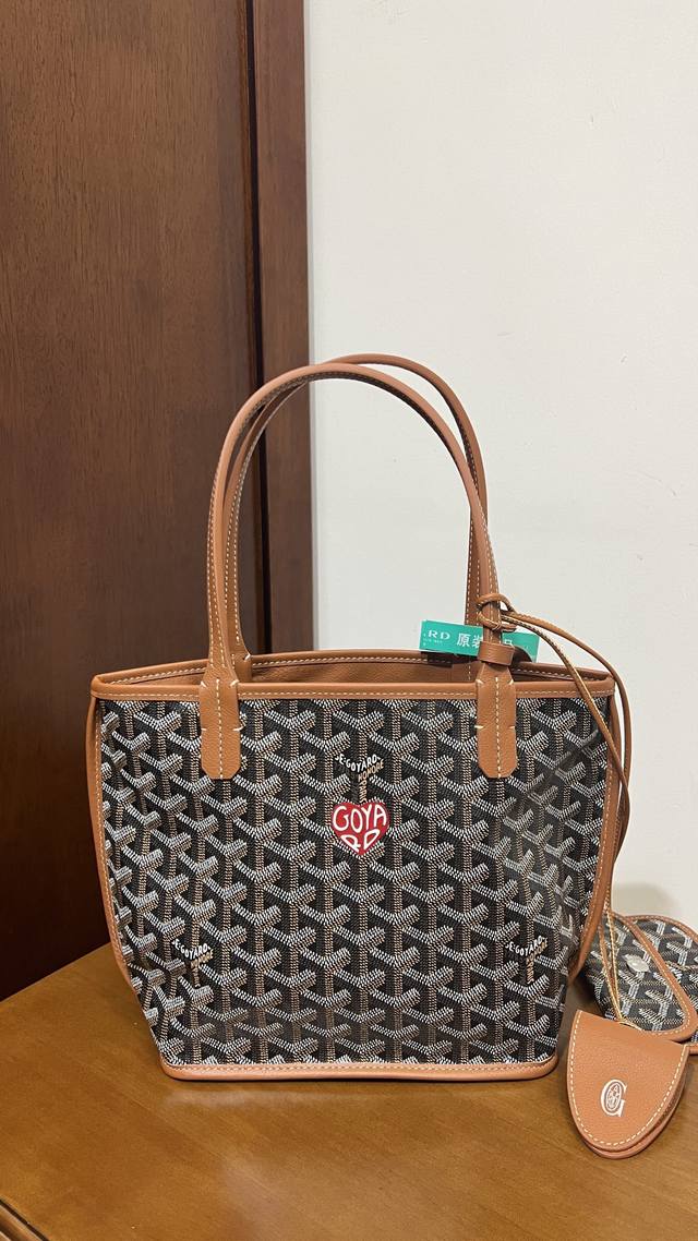 价格P下↓调 到货啦棕色红爱心 Goyard狗牙迷你双面Tote超级好卖的Mini Tote十爱心彩绘很难拒绝这么可爱的限定款~当然要做正确版 19年的时候就已