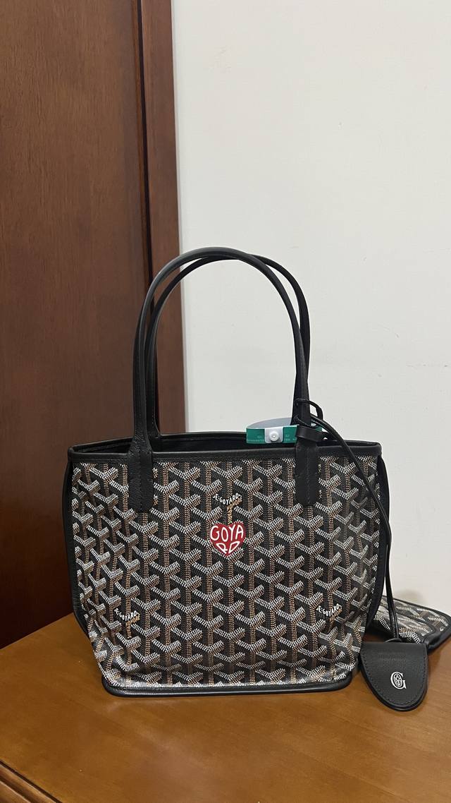 价格P下↓调 到货啦黑色红爱心 Goyard狗牙迷你双面Tote超级好卖的Mini Tote十爱心彩绘很难拒绝这么可爱的限定款~当然要做正确版 19年的时候就已