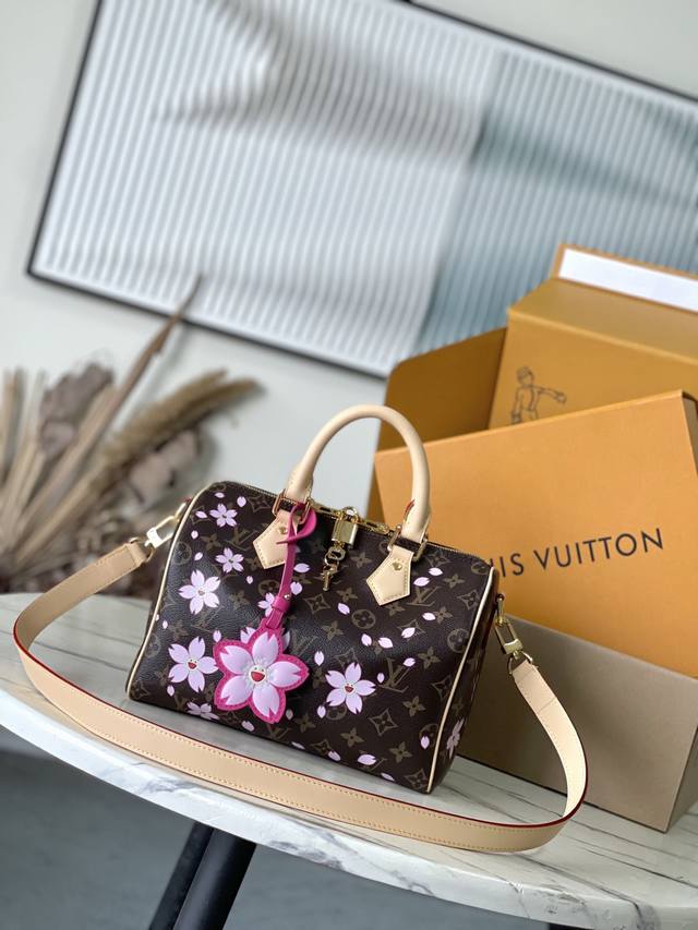 顶级原单M14174 本款Speedy Bandouliere 25手袋出自路易威登×村上隆复刻系列，为品牌经典Monogram涂层融入村上隆笔下灵动的Cher