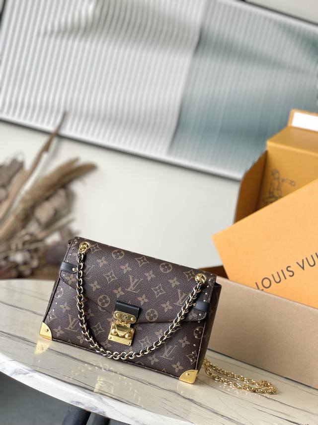 钢五金 顶级原单M14526 Trunke手袋结合Monogram帆布和金属铆钉，搭配金属质感包角和标志性S-Lock锁扣，以复古行李箱格调彰显品牌传承。内部空