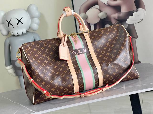 顶级原单型号P2530 Virgil Abloh 将 Basketball Keepall 55 旅行袋由品牌档案引向篮球赛场，为经典设计渲染 Nba 标志色彩