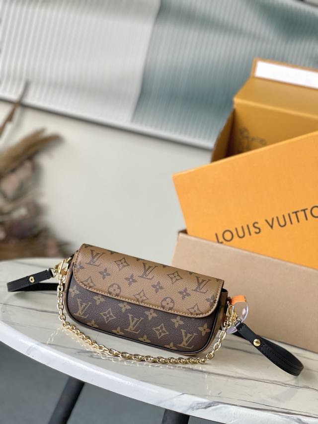 顶级原单M26587 本款Wallet On Chain Ivy手袋取材Monogram Reverse帆布，巧妙展现当季定向思维。可拆卸金属链条与Lv字母相得