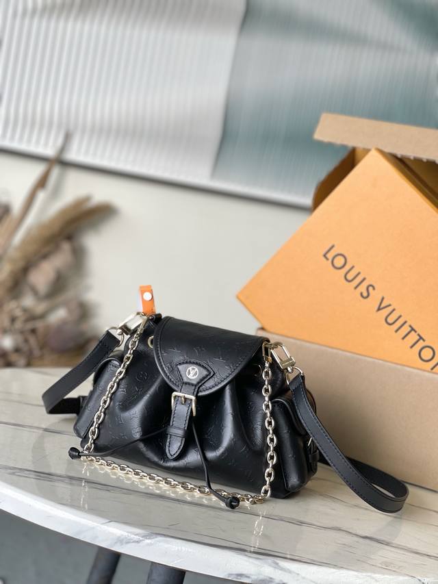 头层皮 顶级原单M25554 Odyssee手袋出自2025早秋系列，巧妙回溯 Cruise早春系列的Excursion双肩包设计，以经典笔触致敬路易威登的旅行